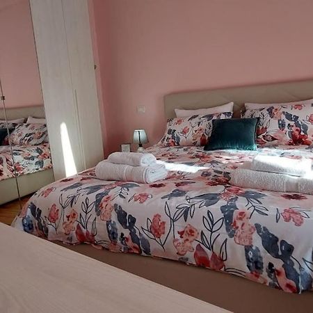 Cozy Sunlit Apartment With Scenic Balcony View Tirana Bagian luar foto